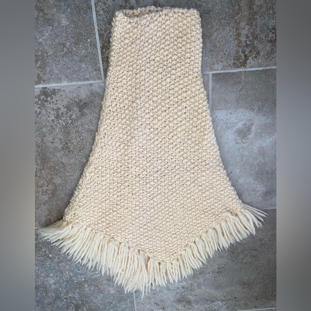 Absolutely babied hand knitted wool poncho M/L -vintage